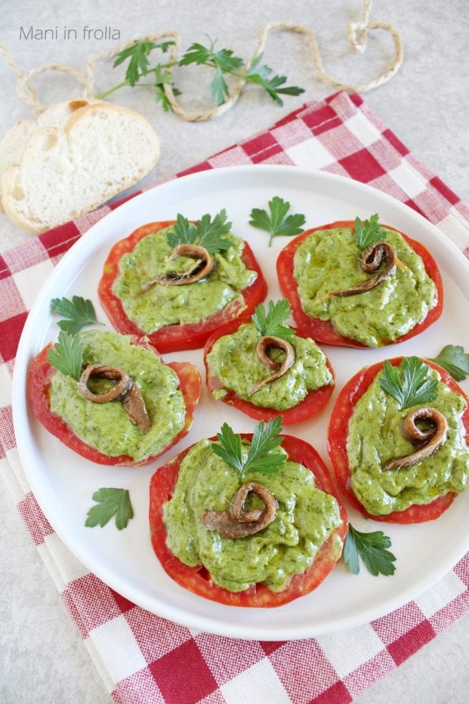 Tomaten mit grüner Sauce und Sardellen