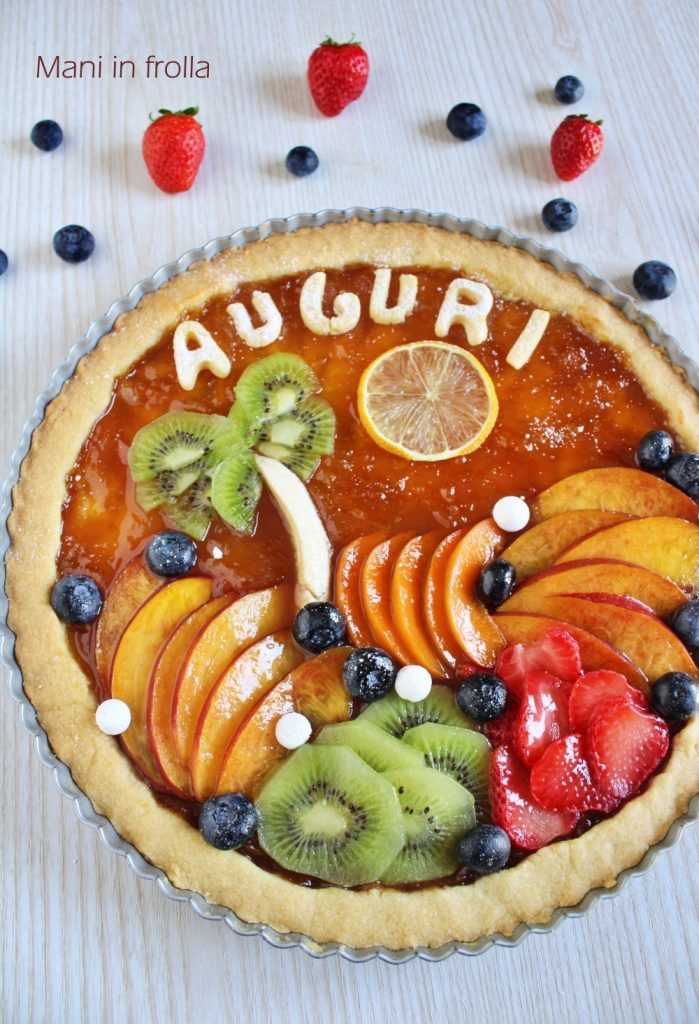 Torte mit Marmelade und frischen Früchten