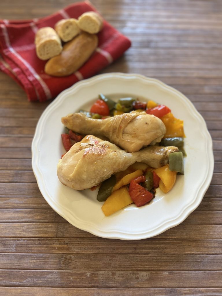 Hähnchenschenkel mit Paprika in der Pfanne