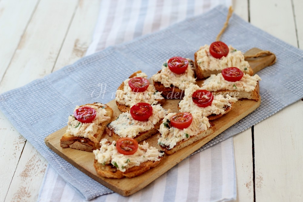 Crostini mit Ricotta-Mousse und Mortadella