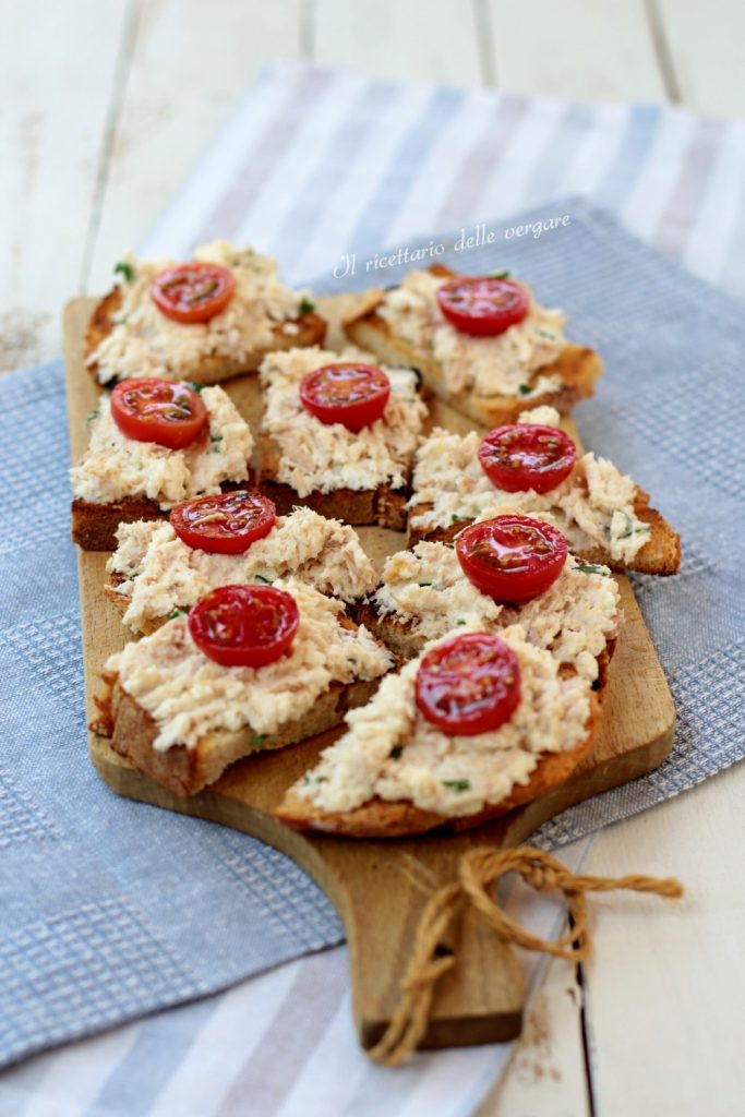Crostini mit Ricotta-Mousse und Mortadella
