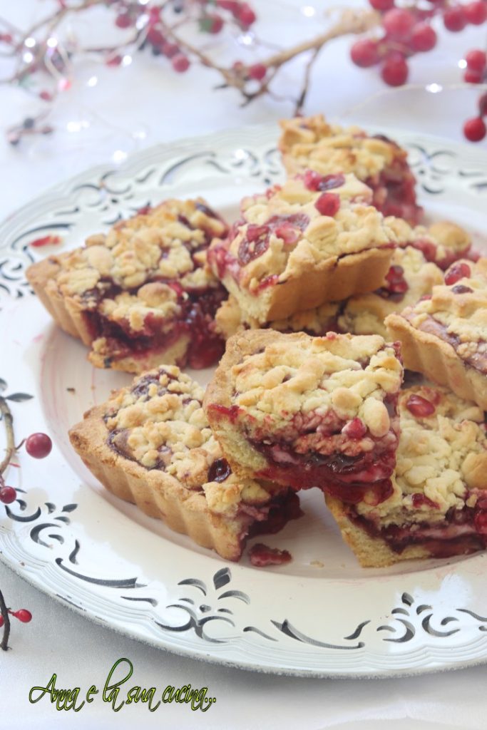 Weihnachtlicher Streuselkuchen mit Granatapfel und Joghurt