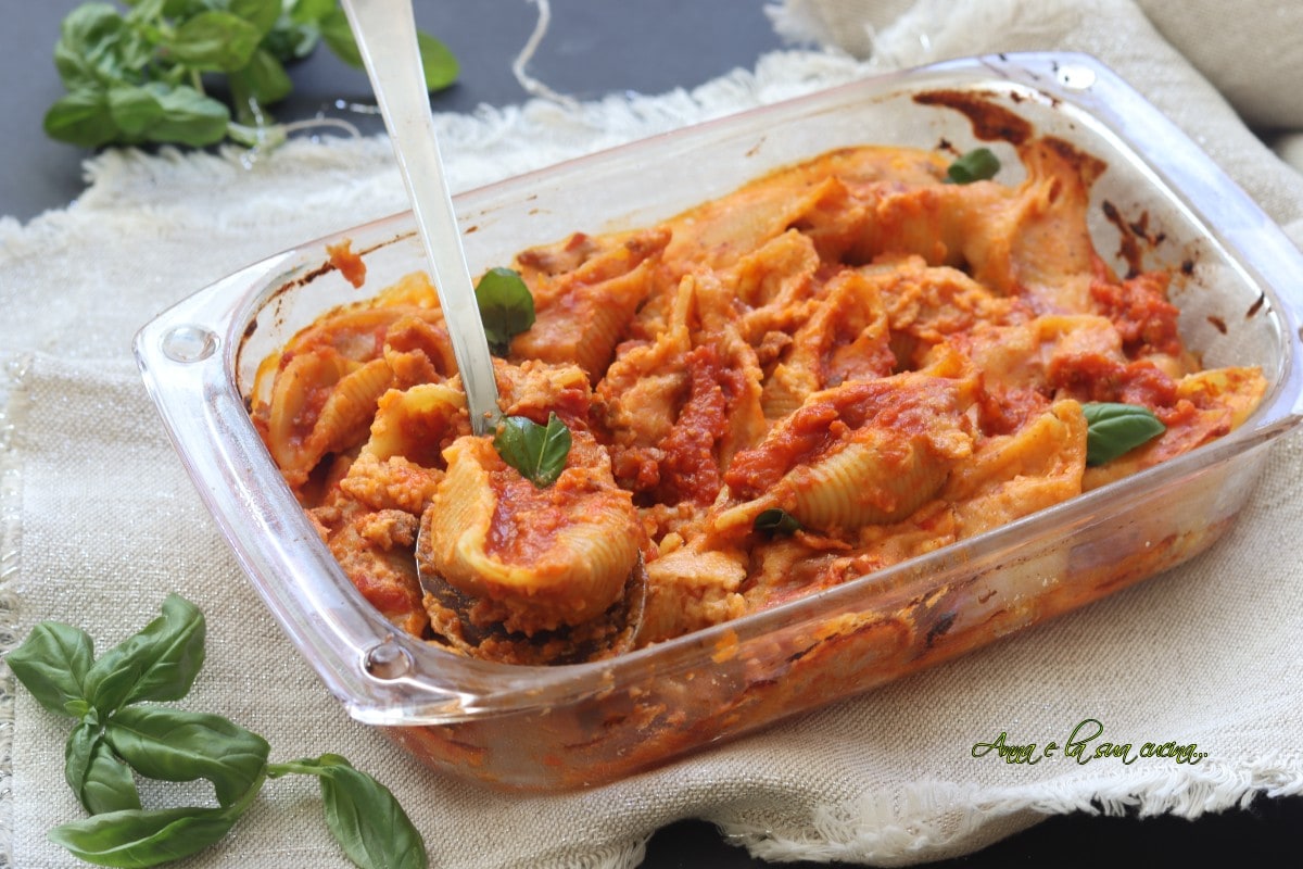 Gefüllte Muschelnudeln mit Fleischragout und Béchamelsoße