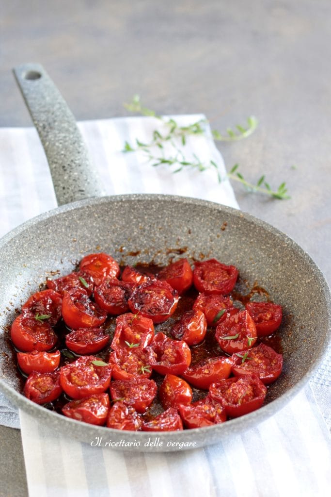 Kirschtomaten Confit in der Pfanne