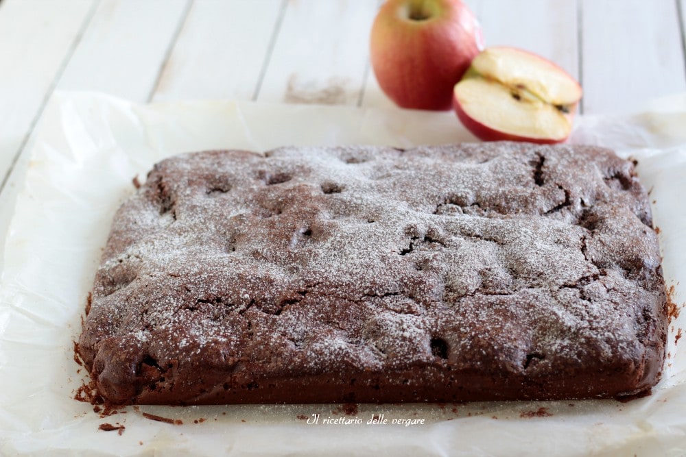 Kuchen mit Äpfeln und Kakao