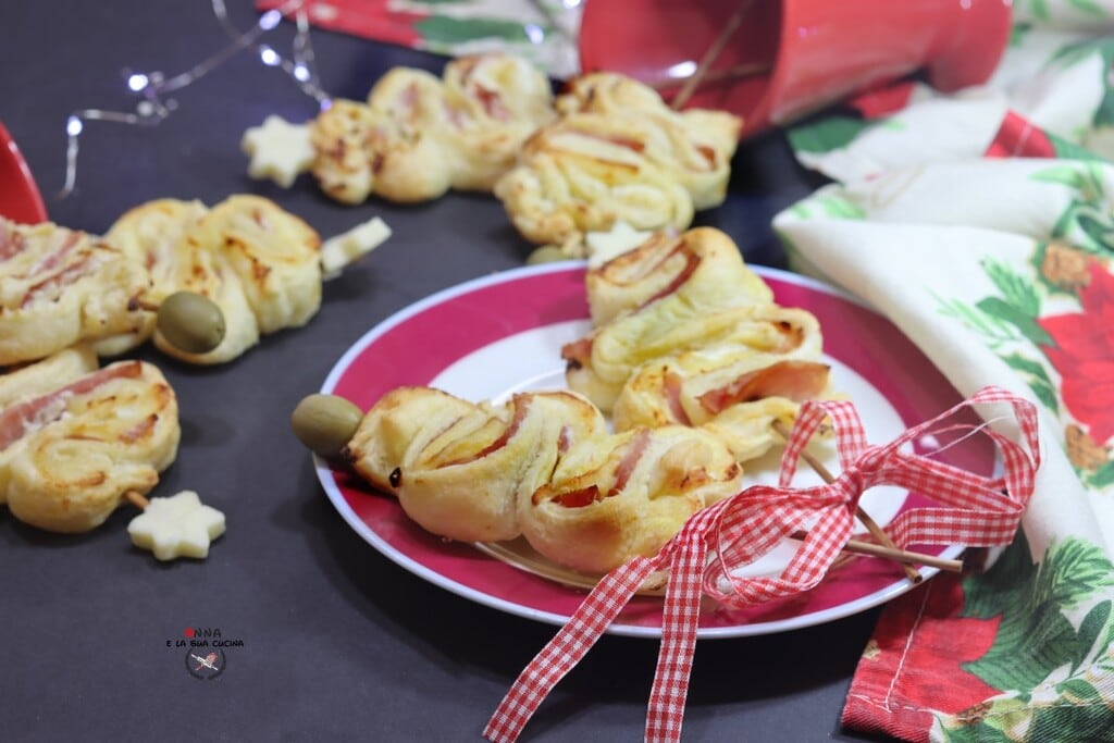 blätterteigbäumchen mit käse und schinken