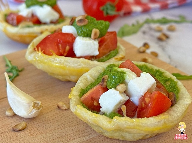 VORSPEISE AUS BLÄTTERTEIG MIT PESTO, TOMATEN UND MOZZARELLA