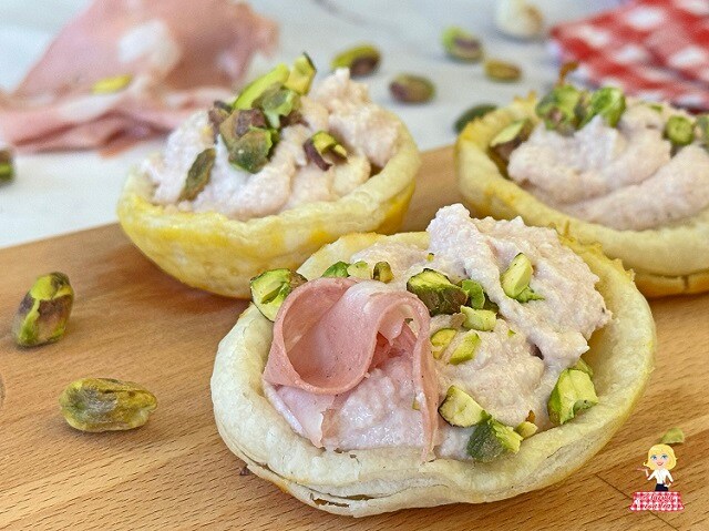 VORSPEISE MIT BLÄTTERTEIG UND MORTADELLA