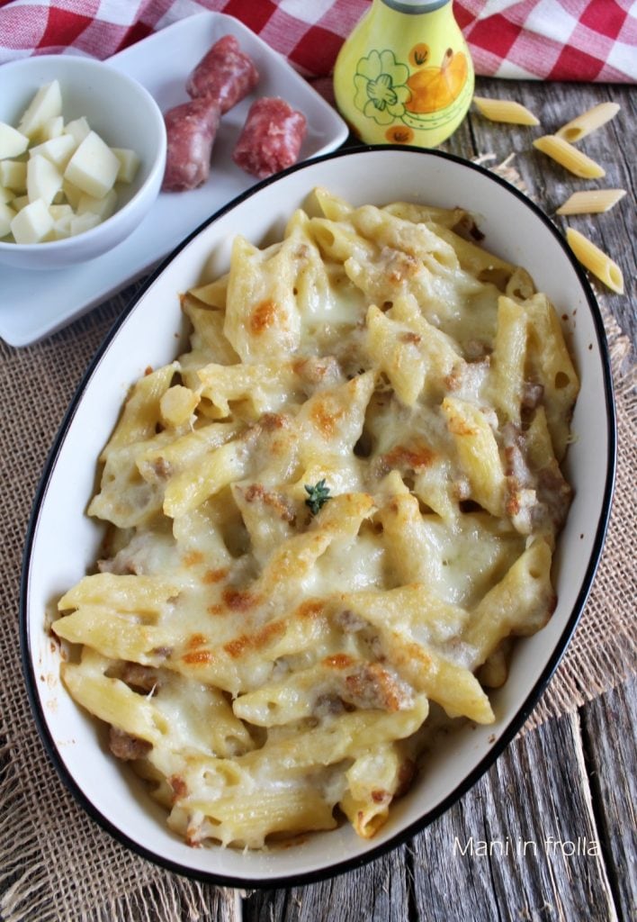 Überbackene Pasta mit Wurst und Scamorza