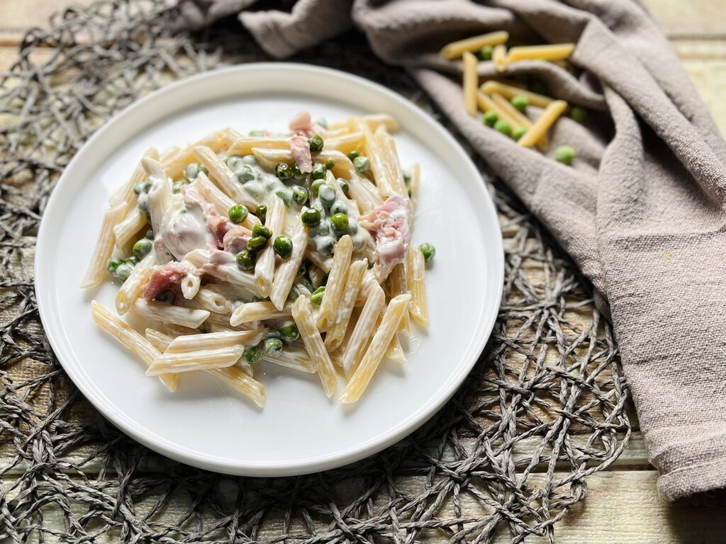 Penne mit Sahne Erbsen Schinken