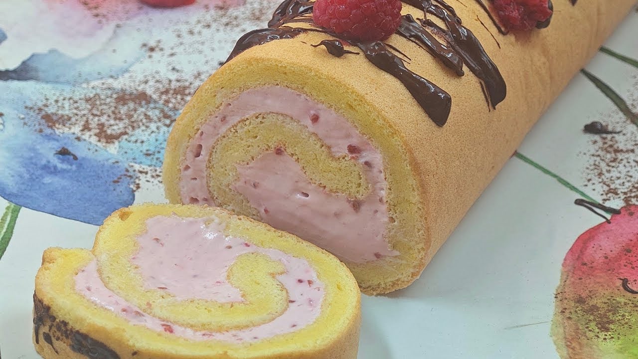 Weiche Himbeerrolle: einfaches und leckeres hausgemachtes Rezept