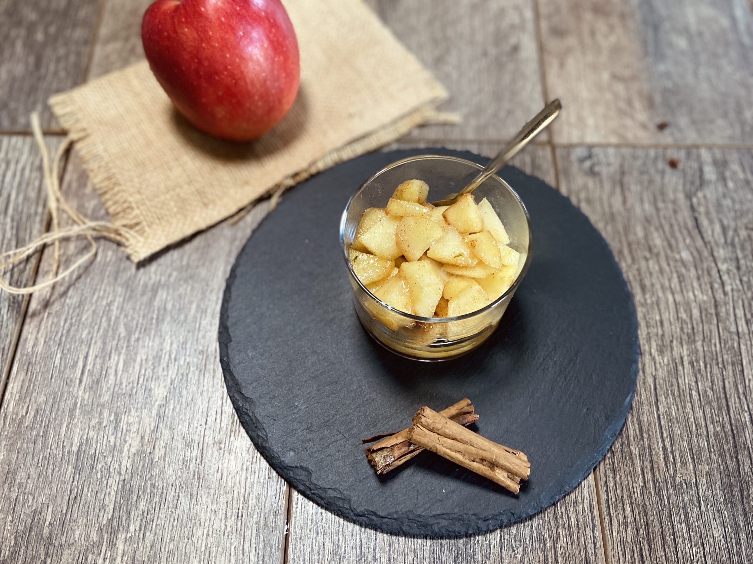 Äpfel in der Pfanne. Gesunder und leckerer Snack.