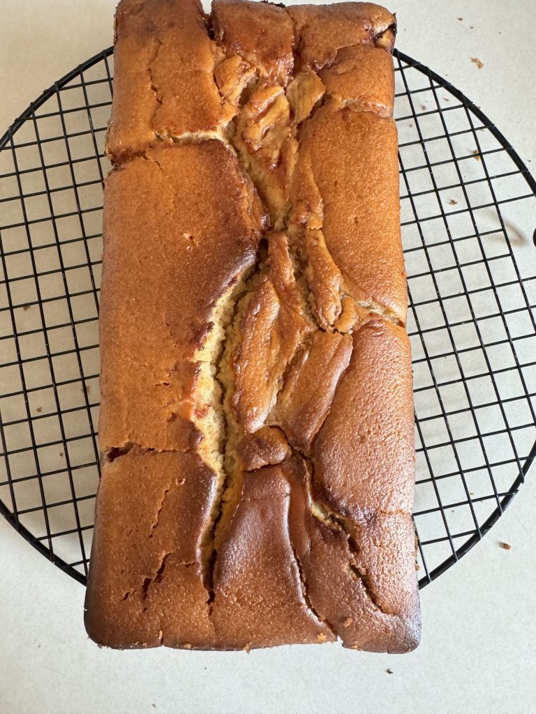 marmorierter Pflaumenkuchen mit Sauerteig gebacken