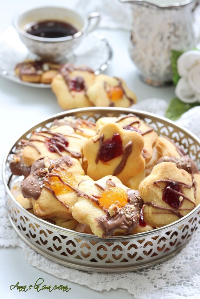 Kekse mit Marmelade und Milchschokolade