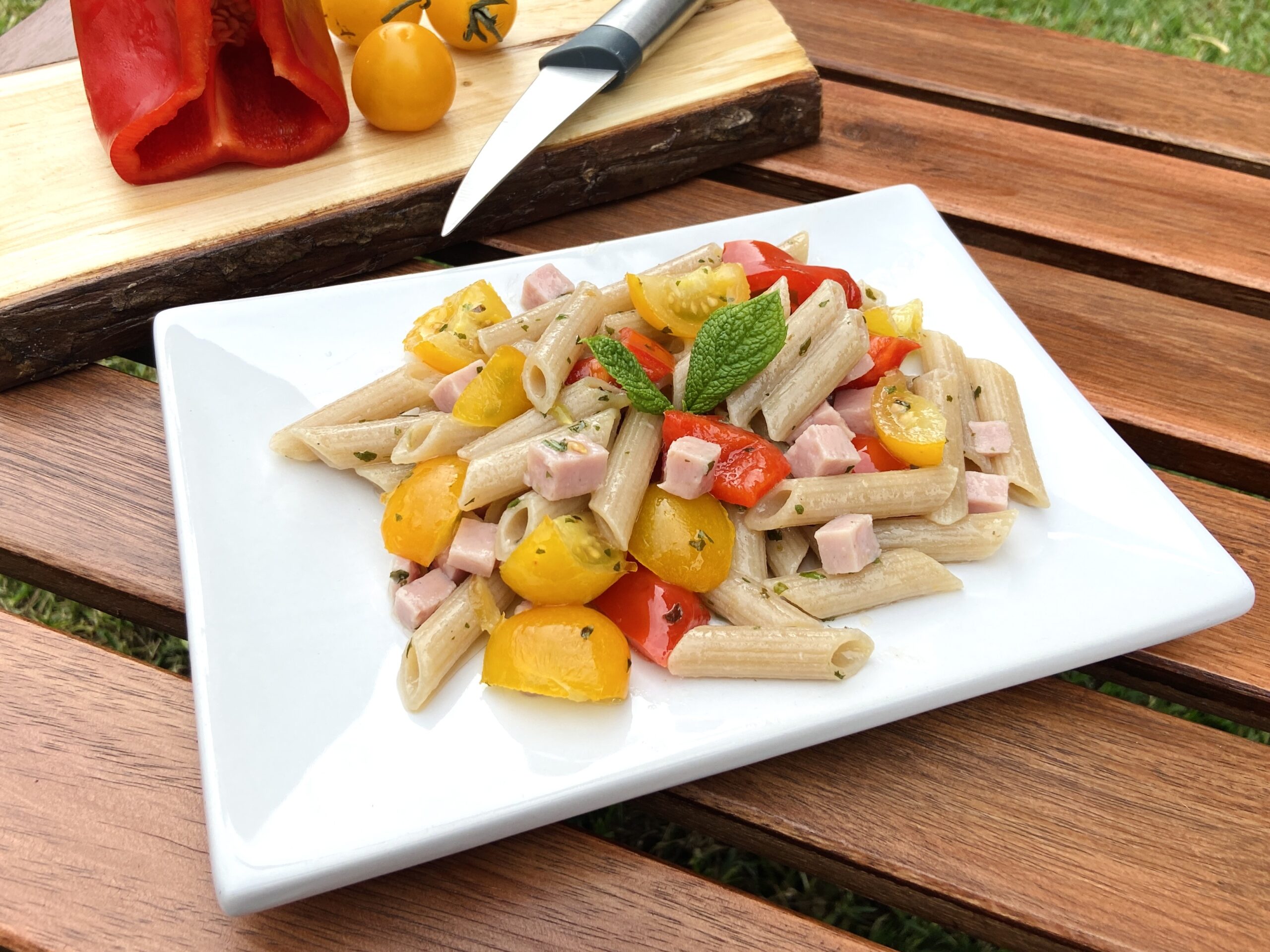 Haferflockenpasta mit Kirschtomaten, Schinken und Paprika