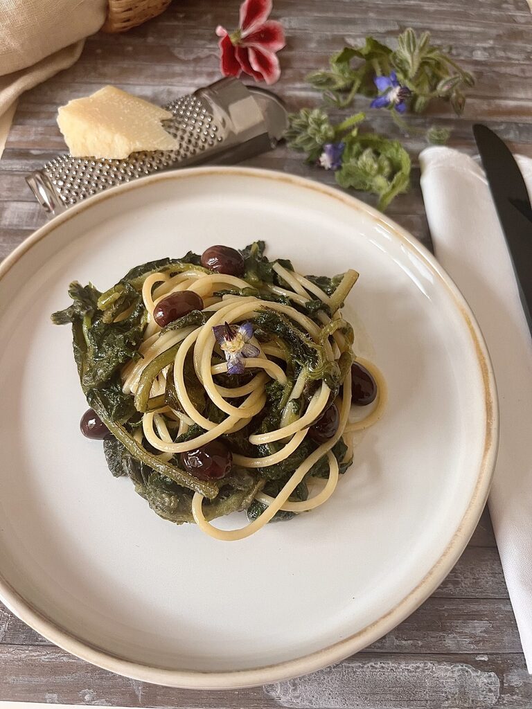 Spaghetti mit Borretsch und Oliven