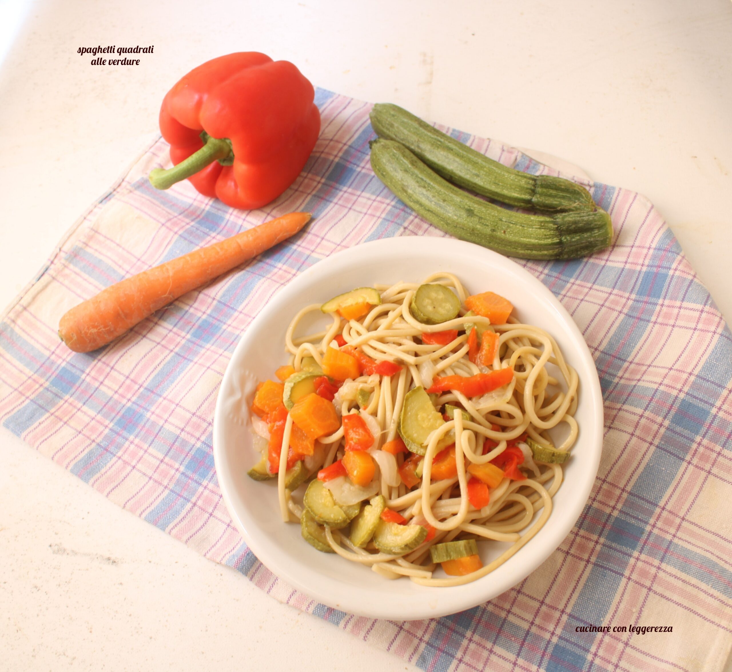 Quadratische Spaghetti mit Gemüse