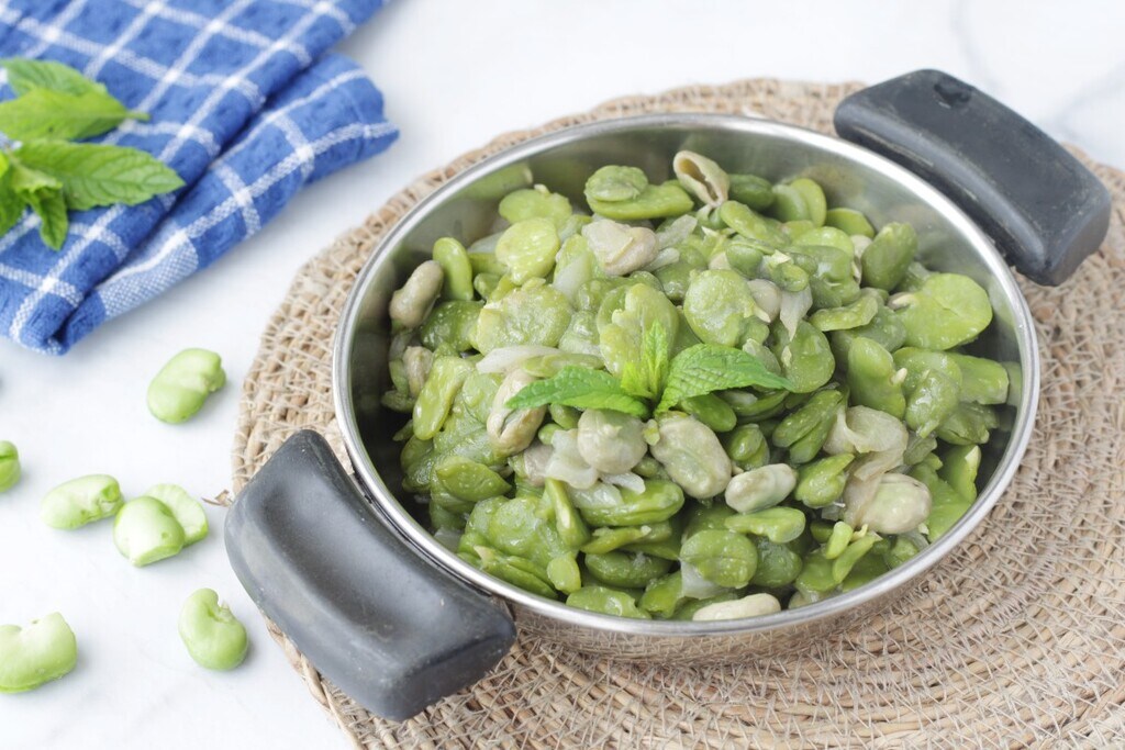 Gebratene Saubohnen mit Zwiebeln