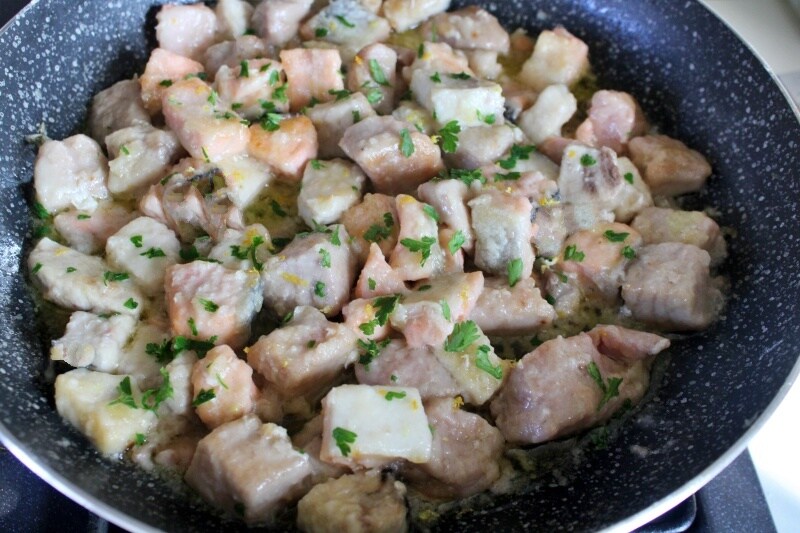 Gebratene Saubohnen mit Zwiebeln
