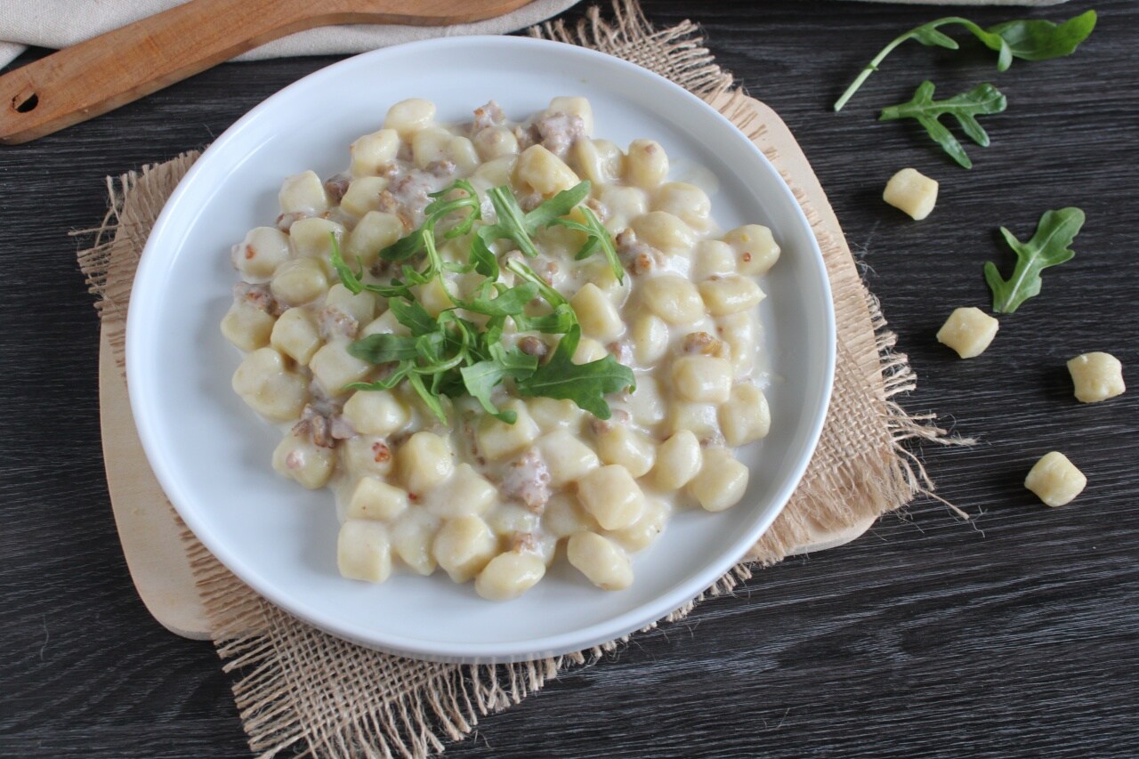 Kartoffelklößchen mit Wurst und Taleggio