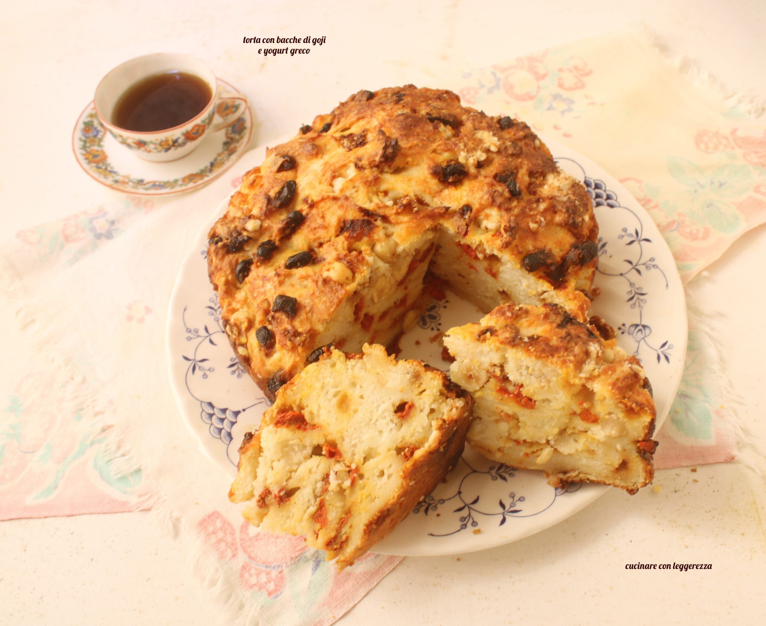 Kuchen mit Gojibeeren und griechischem Joghurt