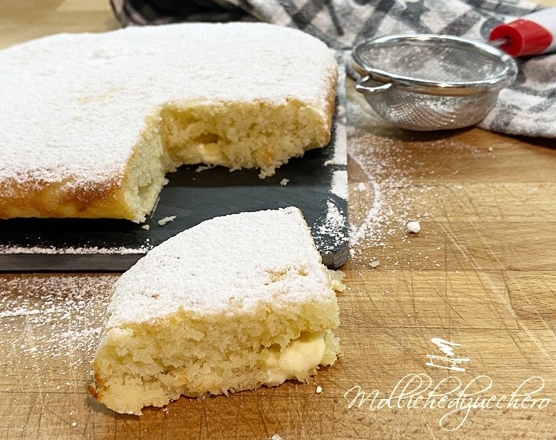 Weicher Kuchen mit Kokos und weißer Schokolade