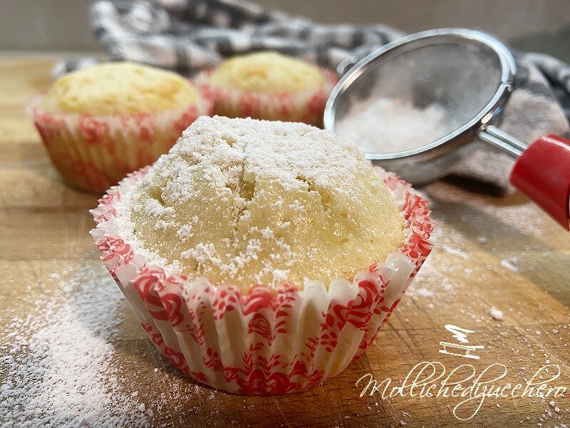 Weiche Muffins mit weißer Schokolade