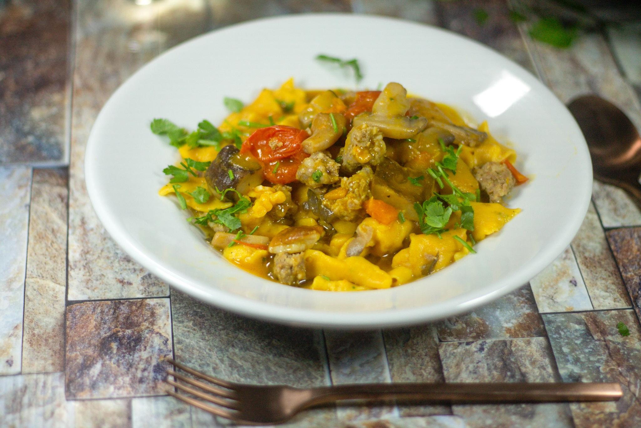 KÜRBIS-PAPPARDELLE MIT WÜRSTCHEN UND PILZEN