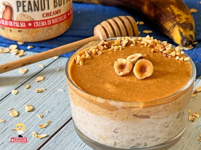 JOGHURT UND HAFERFLOCKEN (PORRIDGE OVERNIGHT OATS) GESCHMACK ERDNUSSBUTTER
