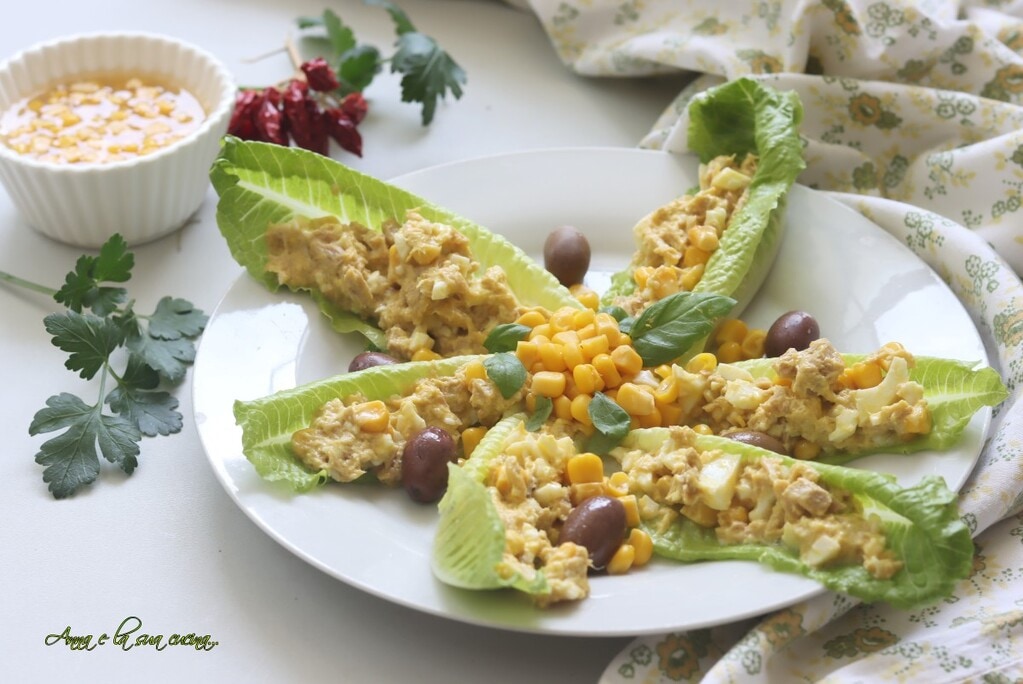 Gefüllte Salatblätter mit Thunfisch und Mais