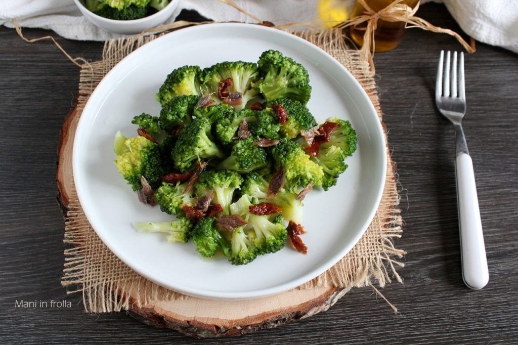 Brokkolisalat mit getrockneten Tomaten