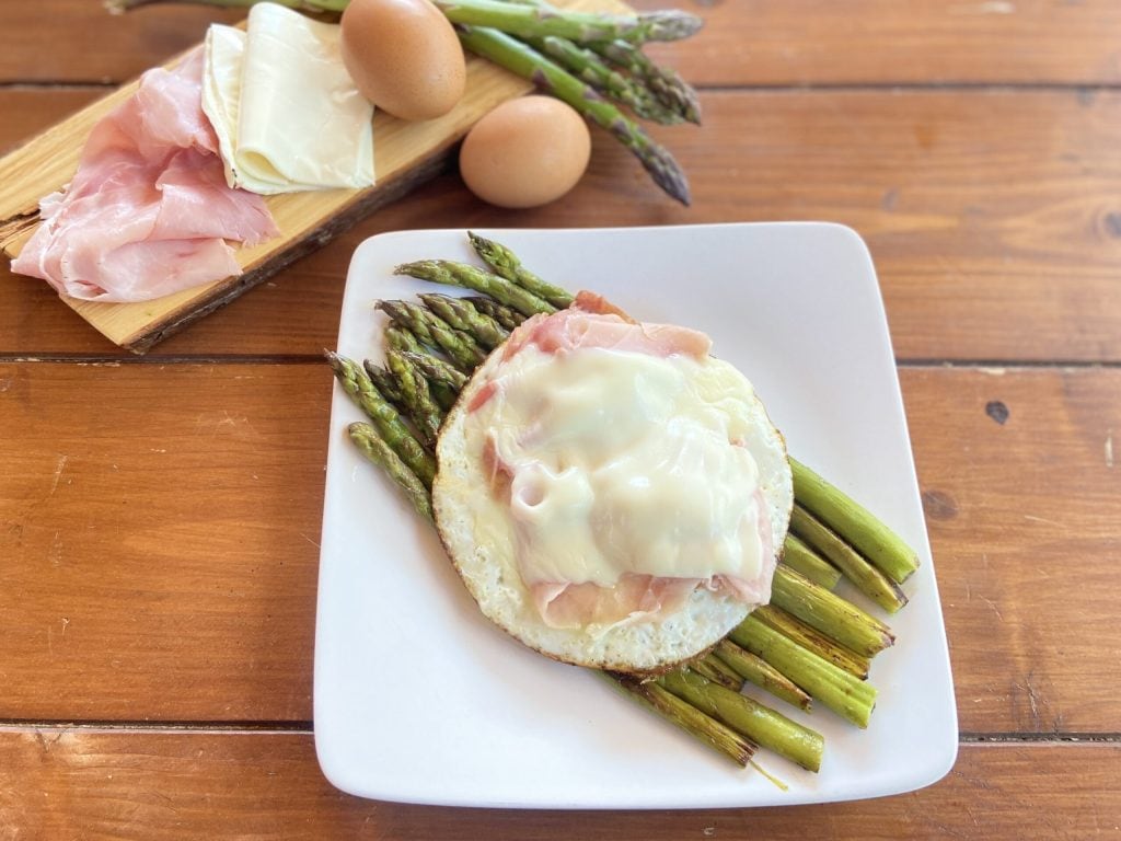 Spargel mit schmelzenden Eiern
