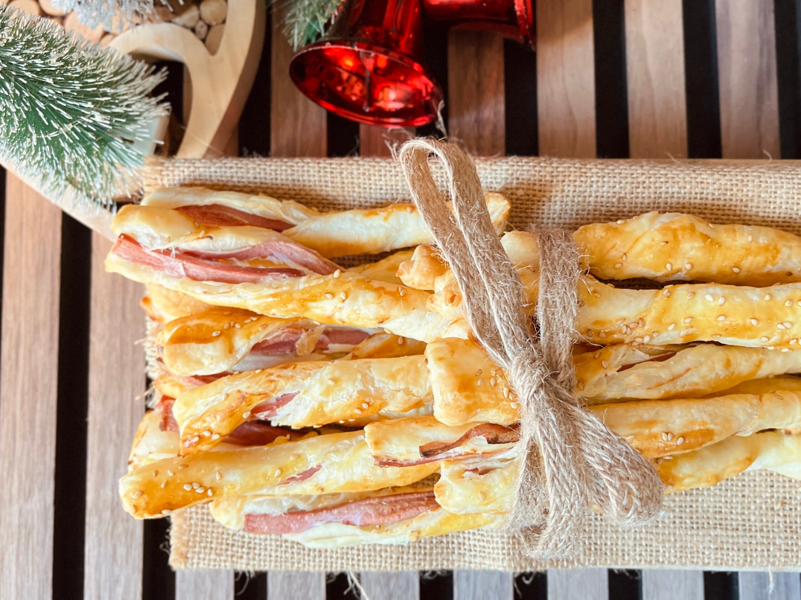 Blätterteig-Twister mit Würstchen