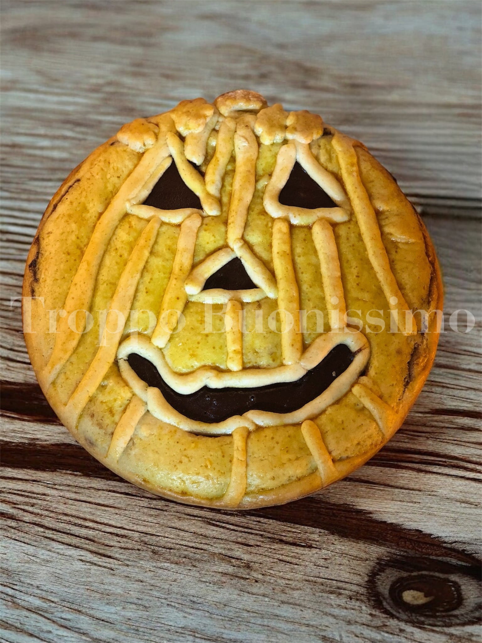 Kürbisförmiger Kuchen für Halloween