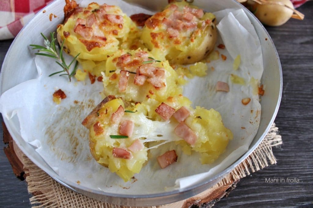 Gebackene zerdrückte Kartoffeln mit Schinken und Käse