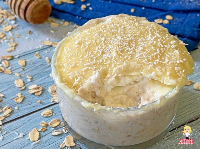 JOGHURT UND HAFERFLOCKEN (OVERNIGHT OATS) IM RAFFAELLO-GESCHMACK