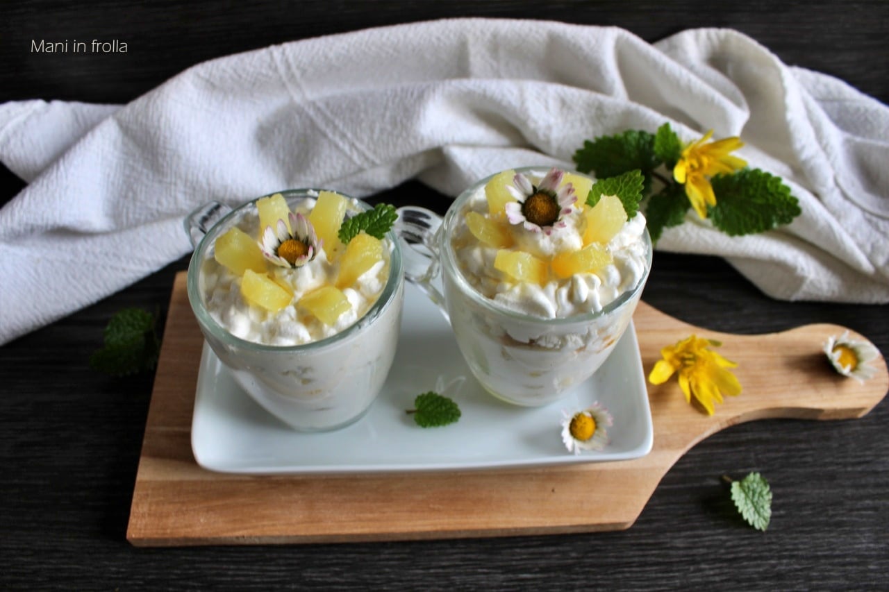 Becher mit Mascarpone und Ananas