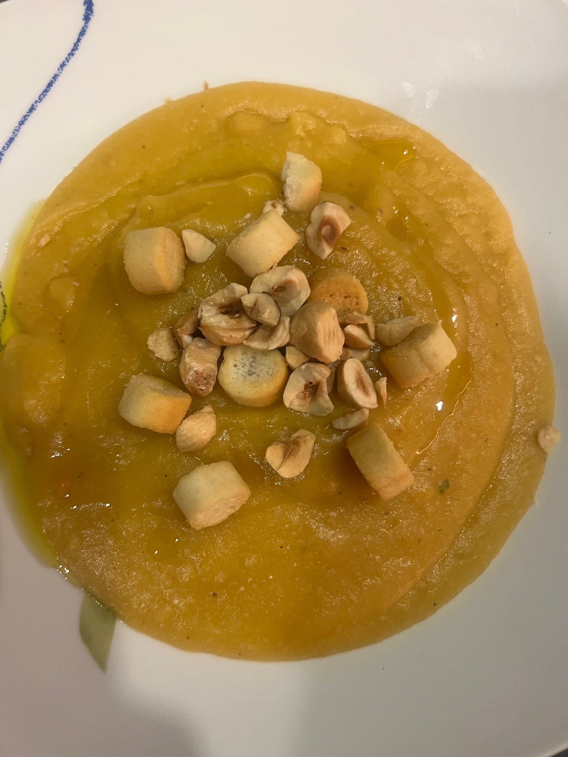 Cremesuppe aus Kichererbsen und Kürbis