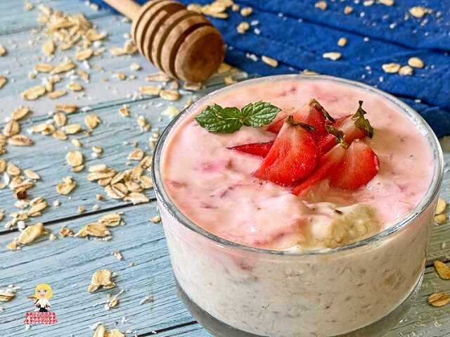 JOGHURT UND HAFERFLOCKEN (OVERNIGHT OATS) MIT ERDBEERE