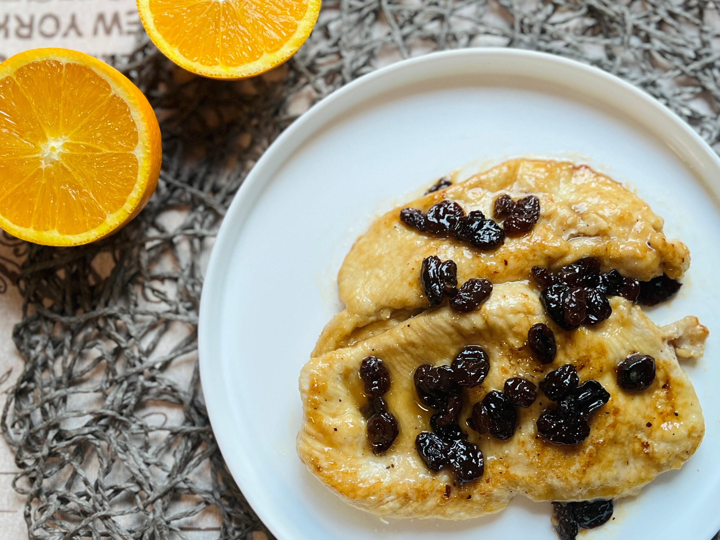 Hähnchenschnitzel mit Rosinen und Orange