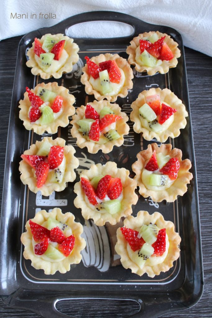 Kleine Gebäckstücke mit Vanillecreme und frischem Obst