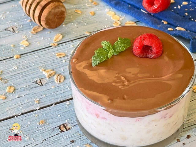 JOGHURT UND HAFERFLOCKEN (OVERNIGHT OATS) HIMBEEREN UND SCHOKOLADE