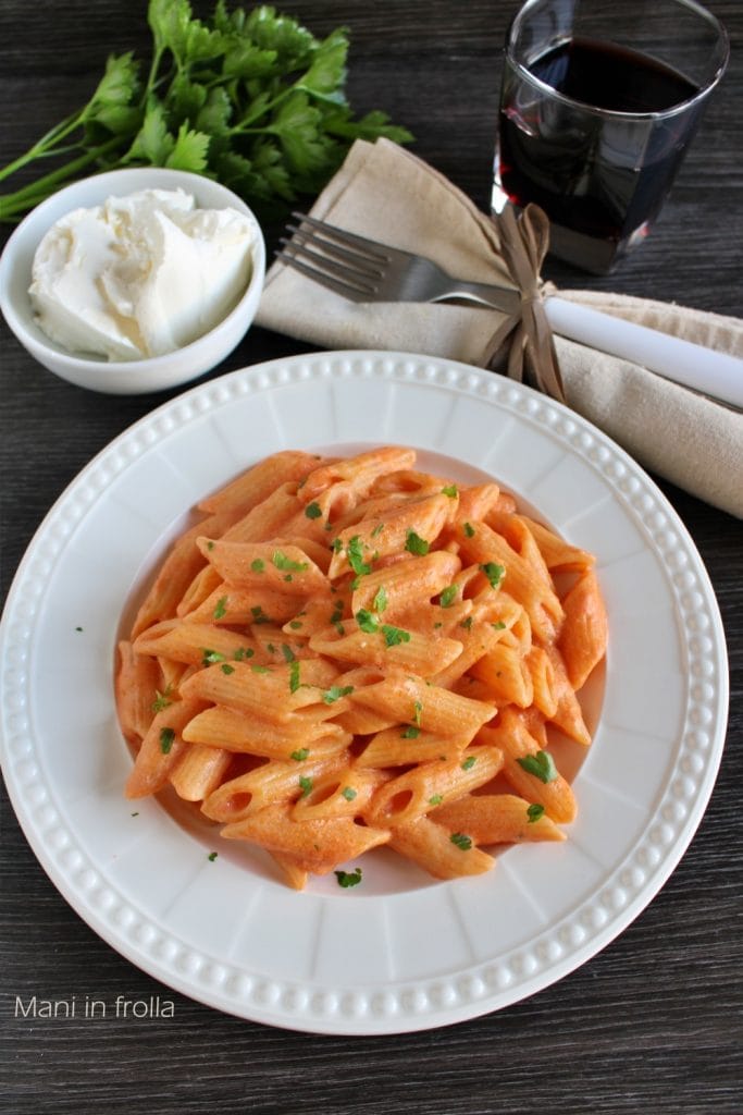 Pasta mit Tomatensoße und Frischkäse