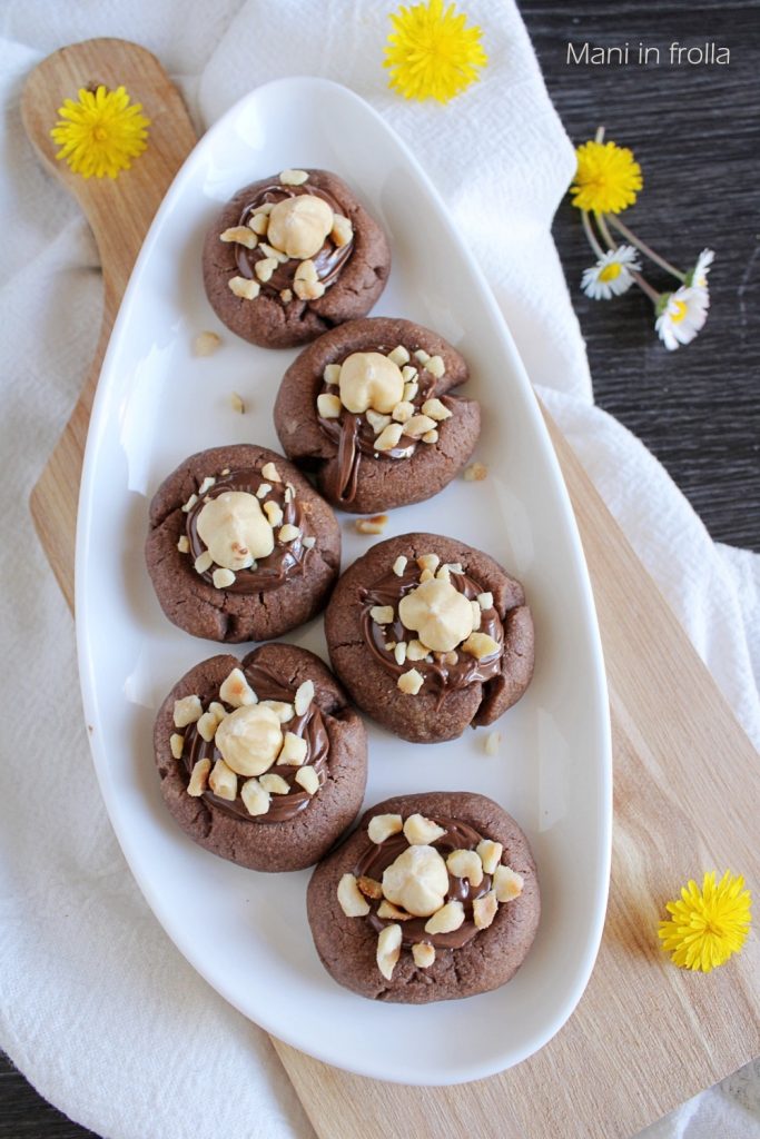 Kakao-Kekse mit Nutella und Haselnüssen