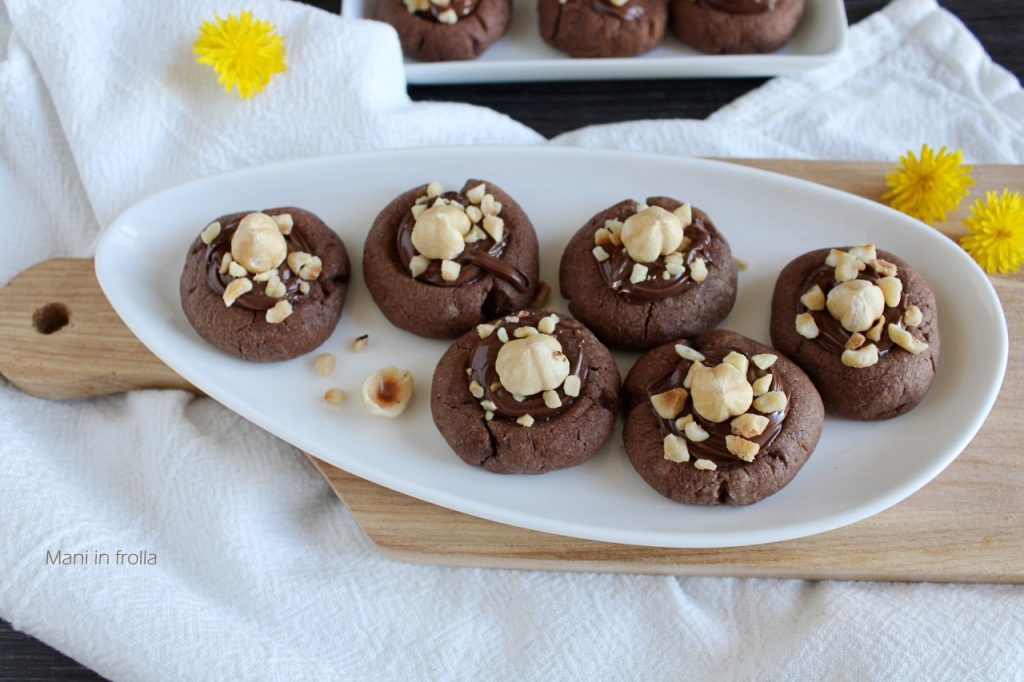 Kakao-Kekse mit Nutella und Haselnüssen