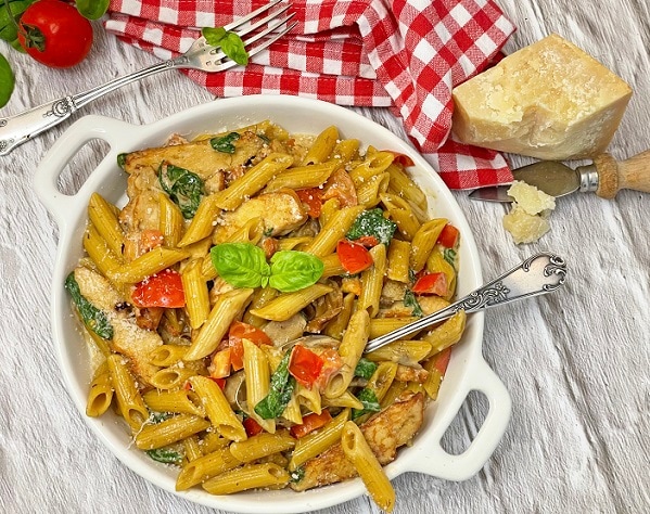 NUDELN MIT HUHN UND KIRSCHTOMATEN