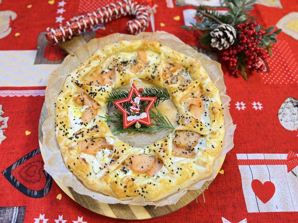 Weihnachtskranzkuchen mit Ricotta und Lachs