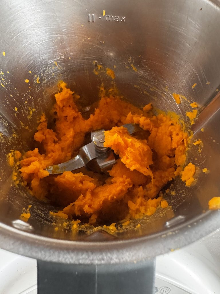 den Kürbis für die Kürbispfannkuchen ohne Zucker pürieren