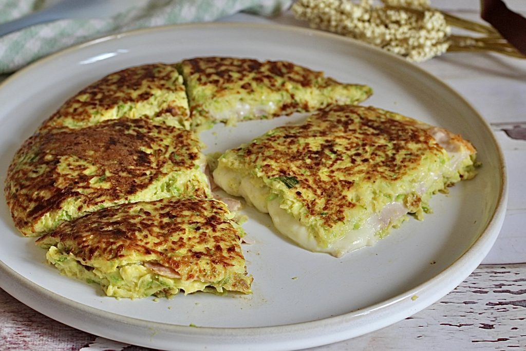 Zucchini-Omelett mit cremigem Kern, in der Pfanne gebacken und in wenigen Minuten fertig