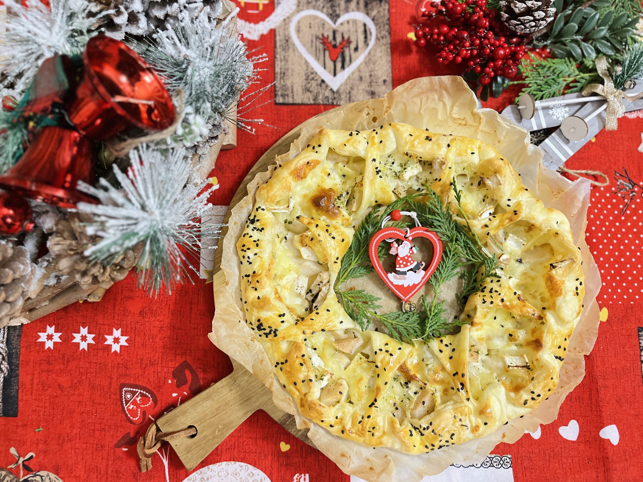 Weihnachtlicher Gugelhupf mit Birnen und Käse
